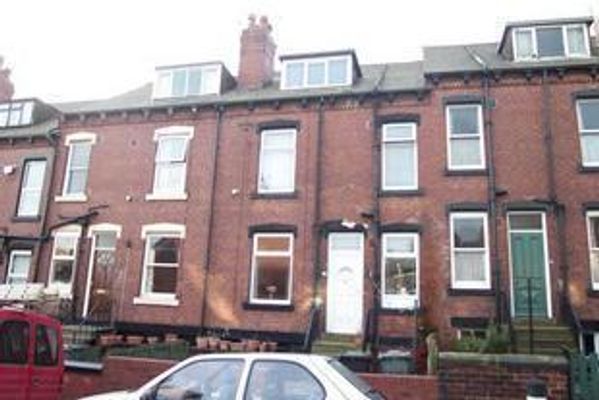 Property valuation for 16 Oakley Grove, Leeds, LS11 5HU | The Move Market